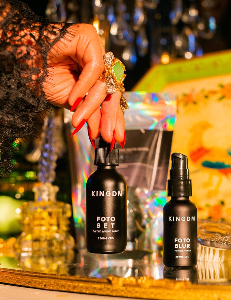 Hand grabbing for Foto Set. Shown on a makeup tray with Foto Blur CBD Primer.