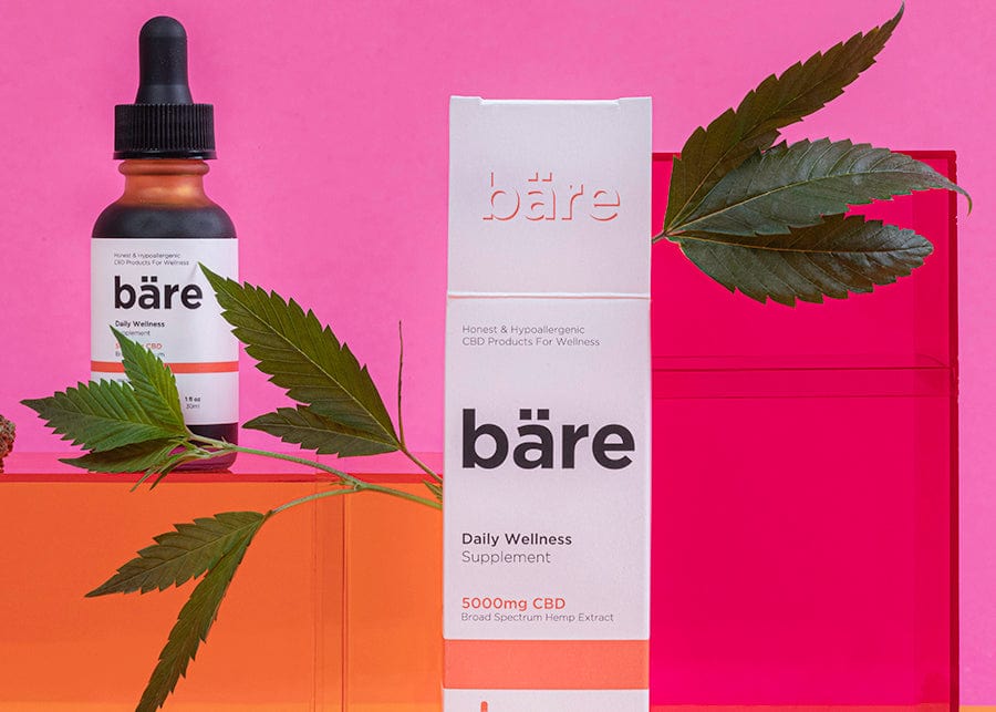 Bäre CBD Tincture shown with cannabis nuggs.